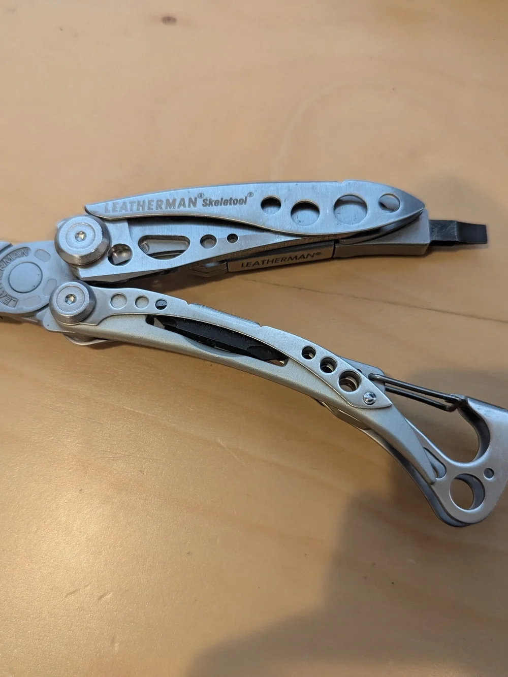 leatherman Skeletool Stainless Steel Multi-Tool Carabiner - Silver